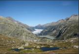 Blick von der Passhhe 2165 m .M. auf das Hotel Grimsel Hospiz und dem Stausee