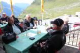 Mittagessen im Restaurant auf der Klausenpasshhe