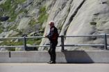 Karl, bei einer Pause beim Stausee am Grimselpass