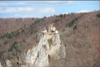 Blick vom Knopfmacherfelsen auf Schloss Bronnen